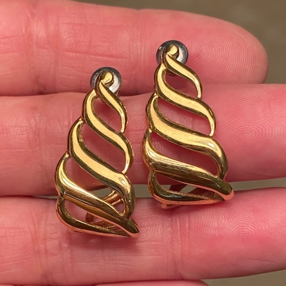 Vintage Swirl Gold Tone Earrings 1” - Picture 1 of 8